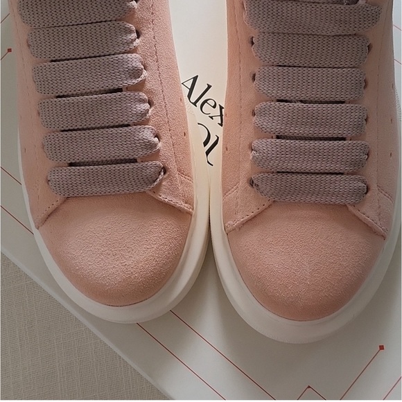 Alexander McQueen - Picture 7 of 8